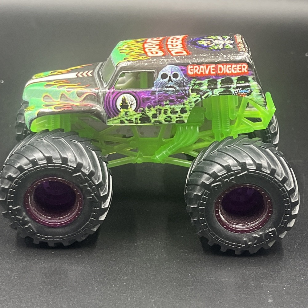 Monster Jam Grave Digger Diecast Top Monster Truck Bad To The‎ Bone 1:64 Scale